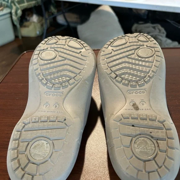 Croc’s flip-flops women’s size 9, men’s size 7 beige. - Picture 4 of 5